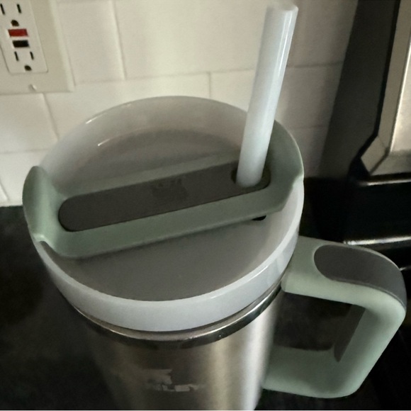 Stanley The Quencher H2.0 Flowstate 40oz Tumbler in Stainless Steel Shale - Picture 2 of 5